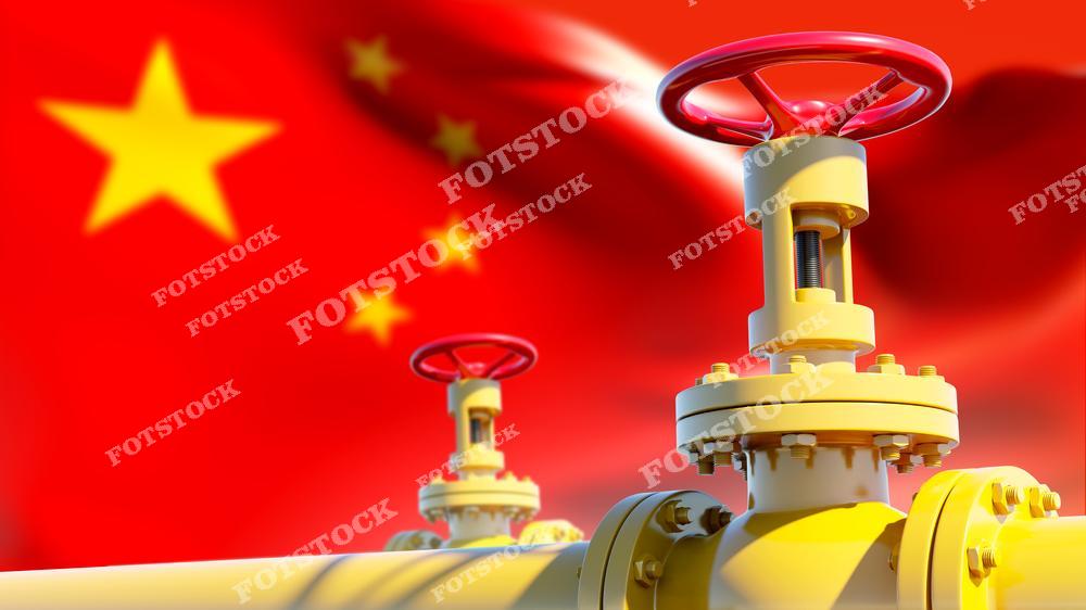 На изображении крупным планом показаны желтые газовые клапаны с красными рукоятками на фоне китайского флага. Фотография символизирует значимость газовой инфраструктуры в Китае и ее влияние на энергетический сектор.